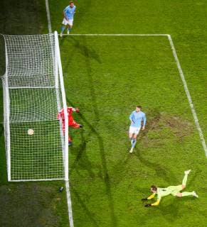 181108 Patrick Mortensen of Sarpsborg 08 scores the 0-1 goal behind goalkeeper Johan Dahlin of Malmö FF during the Europa League group stage match between Malmö FF and Sarpsborg 08 on November 8, 2018 in Malmö. Photo: Petter Arvidson BILDBYRN kod PA 92149  Copyright: PETTERxARVIDSON BB181108PA134