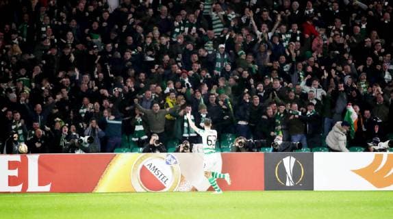 Celtic Glasgow - RB Leipzig Fussball Euro League Glasgow, 08.11.2018, Celtic Park, Fussball, UEFA EURO EM Europameisterschaft Fussball League , Gruppe B, 4.Spieltag , Celtic Glasgow vs. RB Leipzig , Im Bild; Tor für Celtic Glasgow. Kieran Tierney (63, Celtic) trifft zum 1:0 und jubelt. , Gemäß den Vorgaben der UEFA ist es untersagt, in dem Stadion und oder vom Spiel angefertigte Fotoaufnahmen in Form von Sequenzbildern und oder videoähnlichen Fotostrecken zu verwerten bzw. verwerten zu lassen. ,