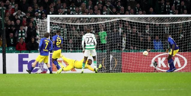 Sport Bilder des Tages Celtic Glasgow - RB Leipzig Fussball Euro League Glasgow, 08.11.2018, Celtic Park, Fussball, UEFA EURO EM Europameisterschaft Fussball League , Gruppe B, 4.Spieltag , Celtic Glasgow vs. RB Leipzig , Im Bild; Tor für Celtic Glasgow. Kieran Tierney (63, Celtic) trifft zum 1:0. , Gemäß den Vorgaben der UEFA ist es untersagt, in dem Stadion und oder vom Spiel angefertigte Fotoaufnahmen in Form von Sequenzbildern und oder videoähnlichen Fotostrecken zu verwerten bzw. verwerten zu lassen. ,