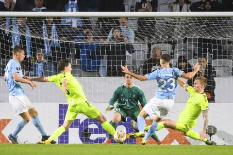 181108 Marcus Antonsson of Malmö FF scores the 1-1 goal behind goalkeeper Aleksandr Vasyutin of Sarpsborg 08 during the Europa League group stage match between Malmö FF and Sarpsborg 08 on November 8, 2018 in Malmö. Photo: Petter Arvidson BILDBYRN kod PA 92149  Copyright: PETTERxARVIDSON BB181108PA144