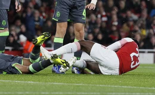 Sport Bilder des Tages Danny Welbeck of Arsenal right ankle twists out of shape as he goes down heading the ball during the Europa League, Group E match at the Emirates Stadium, London. Picture date: 8th November 2018. Picture credit should read: David Klein Sportimage EDITORIAL USE ONLY. No use with unauthorised audio, video, data, fixture lists, club league logos or live services. Online in-match use limited to 120 images, no video emulation. No use in betting, games or single club league player publications.