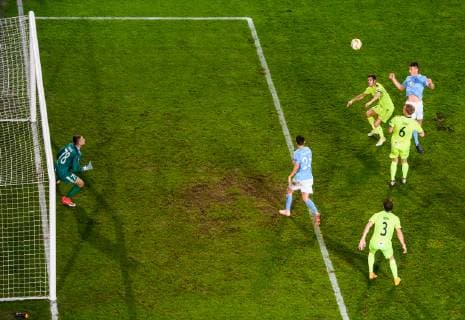 181108 Markus Rosenberg of Malmö FF with a chance to score against goalkeeper Aleksandr Vasyutin of Sarpsborg 08 during the Europa League group stage match between Malmö FF and Sarpsborg 08 on November 8, 2018 in Malmö. Photo: Petter Arvidson BILDBYRN kod PA 92149  Copyright: PETTERxARVIDSON BB181108PA162