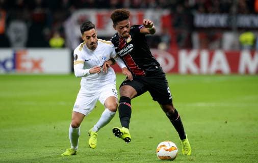 Fussball, UEFA Europa League, Herren, Saison 2018 2019, Gruppe A, 4. Spieltag, BayArena Leverkusen, Bayer Leverkusen (schwarz) - FC Zürich (weiss); Leon Bailey (LEV), Salim Khelifi (FCZ). Aktion UEFA REGULATIONS PROHIBIT ANY USE OF PHOTOGRAPHS AS IMAGE SEQUENCES AND OR QUASI-VIDEO.