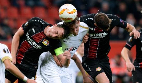 Fussball, UEFA Europa League, Herren, Saison 2018 2019, Gruppe A, 4. Spieltag, BayArena Leverkusen, Bayer Leverkusen (schwarz) - FC Zürich (weiss); Julian Baumgartlinger (LEV), Andreas Maxso (FCZ), Lucas Alario (LEV). Aktion UEFA REGULATIONS PROHIBIT ANY USE OF PHOTOGRAPHS AS IMAGE SEQUENCES AND OR QUASI-VIDEO.