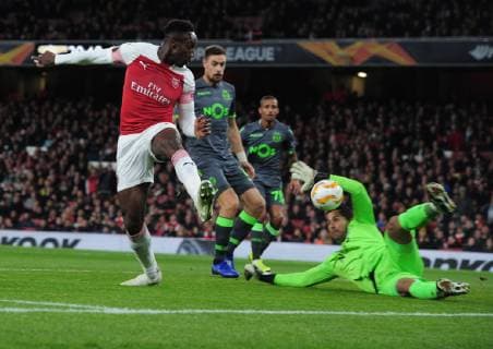 Football - 2018 2019 UEFA Europa League - Group E: Arsenal vs. Sporting Lisbon Danny Welbeck of Arsenal flicks the ball past goalkeeper, Renan Ribeiro at The Emirates. COLORSPORT ANDREW COWIE 