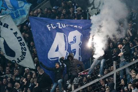 Im Fanblock der Zuericher wird mit Pyrotechnik gezuendelt. 08.11.2018, Fussball, Europa League, Bayer 04 Leverkusen vs FC Zuerich DFL REGULATIONS PROHIBIT ANY USE OF PHOTOGRAPHS AS IMAGE SEQUENCES AND OR QUASI-VIDEO 08.11.2018, Fussball, Europa League, Bayer 04 Leverkusen vs FC Zuerich Leverkusen Copyright: xEIBNER ThomasxThienelx EP_TTL