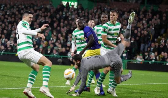 Sport Bilder des Tages Celtic Glasgow - RB Leipzig Fussball Euro League Glasgow, 08.11.2018, Celtic Park, Fussball, UEFA EURO EM Europameisterschaft Fussball League , Gruppe B, 4.Spieltag , Celtic Glasgow vs. RB Leipzig , Im Bild von links; Im Glasgower Strafraum. Torwart Craig Gordon (1, Celtic) vor Dayot Upamecano (5, RB Leipzig). , Gemäß den Vorgaben der UEFA ist es untersagt, in dem Stadion und oder vom Spiel angefertigte Fotoaufnahmen in Form von Sequenzbildern und oder videoähnlichen Fotostrecken zu verwerten bzw. verwerten zu lassen. ,