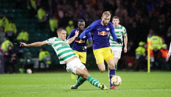 Celtic Glasgow - RB Leipzig Fussball Euro League Glasgow, 08.11.2018, Celtic Park, Fussball, UEFA EURO EM Europameisterschaft Fussball League , Gruppe B, 4.Spieltag , Celtic Glasgow vs. RB Leipzig , Im Bild von links; Kieran Tierney (63, Celtic) und Konrad Laimer (27, RB Leipzig). , Gemäß den Vorgaben der UEFA ist es untersagt, in dem Stadion und oder vom Spiel angefertigte Fotoaufnahmen in Form von Sequenzbildern und oder videoähnlichen Fotostrecken zu verwerten bzw. verwerten zu lassen. ,