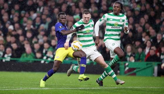 Celtic Glasgow - RB Leipzig Fussball Euro League Glasgow, 08.11.2018, Celtic Park, Fussball, UEFA EURO EM Europameisterschaft Fussball League , Gruppe B, 4.Spieltag , Celtic Glasgow vs. RB Leipzig , Im Bild von links; Bruma (17, RB Leipzig), Callum McGregor (42, Celtic) und Dedryck Boyata (20, Celtic). , Gemäß den Vorgaben der UEFA ist es untersagt, in dem Stadion und oder vom Spiel angefertigte Fotoaufnahmen in Form von Sequenzbildern und oder videoähnlichen Fotostrecken zu verwerten bzw. verwerten zu lassen. ,
