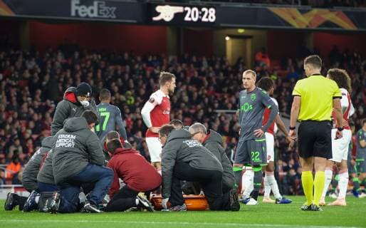 Medical staff work on injured Danny Welbeck of Arsenal during the UEFA Europa League group match between Arsenal and Sporting Clube de Portugal at the Emirates Stadium, London, England on 8 November 2018. Copyright: xPRiMExMediaxImagesx PMI-2394-0022