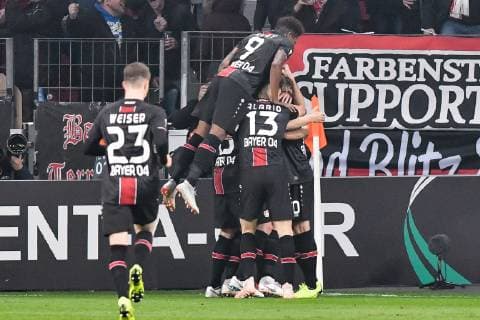 GER, Europa League, Bayer 04 Leverkusen vs FC Zürich 08.11.2018, BayArena, Leverkusen, GER, Europa League, Bayer 04 Leverkusen vs FC Zürich, DFL regulations prohibit any use of photographs as image sequences and or quasi-video im Bild die Mannschaft von Leverkusen Jubel Freude Emotion Torjubel Torschuetze zum 1:0 Julian Brandt ( 10, Bayer 04 Leverkusen)