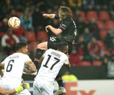 Europaleague: Bayer 04 Leverkusen - FC Zürich 08.11.2018. Tor zum 1:0 für Leverkusen durch Tin Jedvaj. Vorne: Palsson (6) und Bangura (17 beide Zürich). DFL REGULATIONS PROHIBIT ANY USE OF PHOTOGRAPHS AS IMAGE SEQUENCES AND OR QUASI-VIDEO