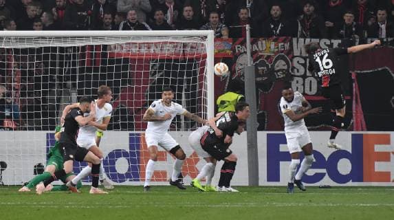 Sport Bilder des Tages 08.11.2018, Fussball, UEFA Europe League, Saison 2018 2019, Gruppenphase, 4. Spieltag, Bayer 04 Leverkusen - FC Zuerich, Tin Jedvaj (Bayer 04 Leverkusen), rechts, erzielt mit diesem Kopfball das Tor zum 1:0