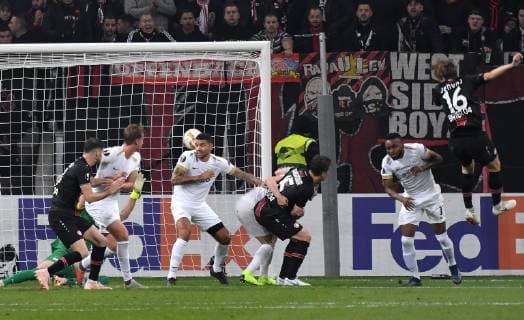 08.11.2018, Fussball, UEFA Europe League, Saison 2018 2019, Gruppenphase, 4. Spieltag, Bayer 04 Leverkusen - FC Zuerich, Tin Jedvaj (Bayer 04 Leverkusen), rechts, erzielt mit diesem Kopfball das Tor zum 1:0