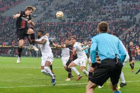 Bayer 04 Leverkusen vs FC Zuerich, Europa League Gruppenphase, 08.11.2018 Tin Jedvaj (Bayer 04 Leverkusen 16) mit dem Fuehrungs Tor zum 1:0 gegen Umaru Bangura (FC Zuerich 17) beim Europa League Spiel zwischen Bayer 04 Leverkusen und FC Zürich am 08.11.2018, , Leverkusen NRW Deutschland BayArena