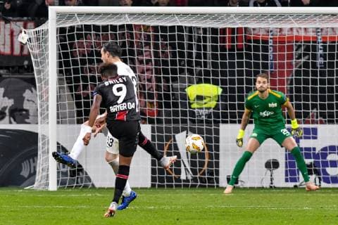 GER, Europa League, Bayer 04 Leverkusen vs FC Zürich 08.11.2018, BayArena, Leverkusen, GER, Europa League, Bayer 04 Leverkusen vs FC Zürich, DFL regulations prohibit any use of photographs as image sequences and or quasi-video im Bild Leon Bailey ( 9, Bayer 04 Leverkusen) versucht es mit einem Fernschiuss