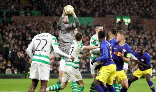 Celtic Glasgow - RB Leipzig Fussball Euro League Glasgow, 08.11.2018, Celtic Park, Fussball, UEFA EURO EM Europameisterschaft Fussball League , Gruppe B, 4.Spieltag , Celtic Glasgow vs. RB Leipzig , Im Bild; Torwart Craig Gordon (1, Celtic) fängt den Ball im eigenen Strafraum. , Gemäß den Vorgaben der UEFA ist es untersagt, in dem Stadion und oder vom Spiel angefertigte Fotoaufnahmen in Form von Sequenzbildern und oder videoähnlichen Fotostrecken zu verwerten bzw. verwerten zu lassen. ,