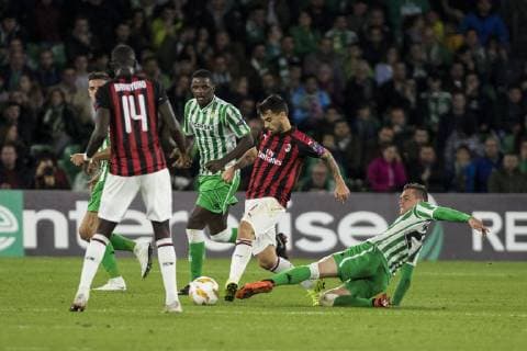 November 8, 2018 - Seville, Spain - SUSO of Milan (C) vies for the ball with GIOVANI LO CELSO (R) during the Europa League Group F soccer match between Real Betis and AC Milan at the Benito Villamarin Stadium Soccer 2018 - Real Betis vs AC Milan - ZUMAa142 20181108_zap_a142_009 Copyright: xDanielxGonzalezxAcunax