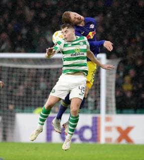 Sport Bilder des Tages Celtic Glasgow - RB Leipzig Fussball Euro League Glasgow, 08.11.2018, Celtic Park, Fussball, UEFA EURO EM Europameisterschaft Fussball League , Gruppe B, 4.Spieltag , Celtic Glasgow vs. RB Leipzig , Im Bild von vorn; James Forrest (49, Celtic) und Marcel Halstenberg (23, RB Leipzig) . , Gemäß den Vorgaben der UEFA ist es untersagt, in dem Stadion und oder vom Spiel angefertigte Fotoaufnahmen in Form von Sequenzbildern und oder videoähnlichen Fotostrecken zu verwerten bzw. verwerten zu lassen. ,