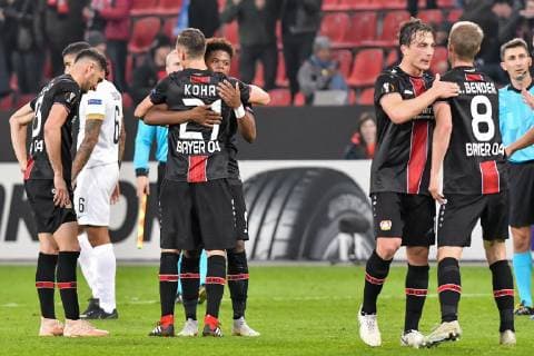 Sport Bilder des Tages GER, Europa League, Bayer 04 Leverkusen vs FC Zürich 08.11.2018, BayArena, Leverkusen, GER, Europa League, Bayer 04 Leverkusen vs FC Zürich, DFL regulations prohibit any use of photographs as image sequences and or quasi-video im Bild Schlussjubel Schlußjubel Emotion Freude der Mannschaft von Leverkusen