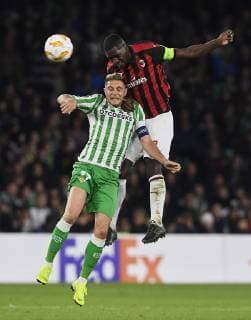 Fußball, EL, Real Betis Sevilla - AC Mailand SEVILLE; SPAIN - NOVEMBER 04: Joaquin(L) of Real Betis competes for the ball with Cristian Zapata(R) of Milan in party belonging to phase of groups of UEFA; Europa League; (Group F); facing to the Real Betis v Milan; stadium Benito Villamarin; 08th November; 2018; foto:Cristobal Duenas Cordon Press  xDUENASx xx