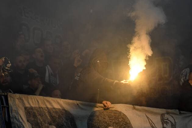 Fussball UEFA EURO Fussball league, Vorrunde saison 2018 2019, Bayer 04 Leverkusen vs FC Zürich , 08.11.2018,Bayarena Leverkusen, FC Zürich Fan, Bengalos, Feuerwerkskörper, Pyrotechnik,