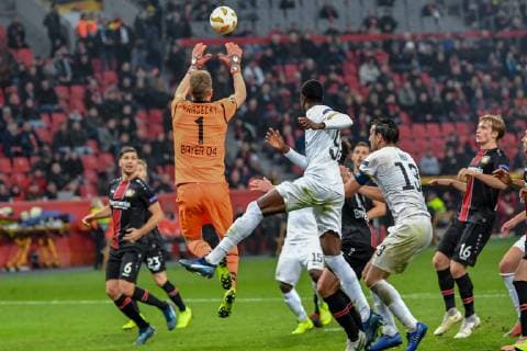 GER, UEFA EL, Bayer 04 Leverkusen (GER) vs. FC Zuerich (SUI) 08.11.2018, BayArena, Leverkusen, Europaleque, Vorrunde, GER, UEFA EL, Bayer 04 Leverkusen (GER) vs. FC Zuerich (SUI), DFL regulations prohibit any use of photographs as image sequences and or quasi-video im Bild picture shows: Lukas Hradecky Torwart (Leverkusen 1), rettet einen Ball vor Assan Ceesay (FC Zuerich 99),