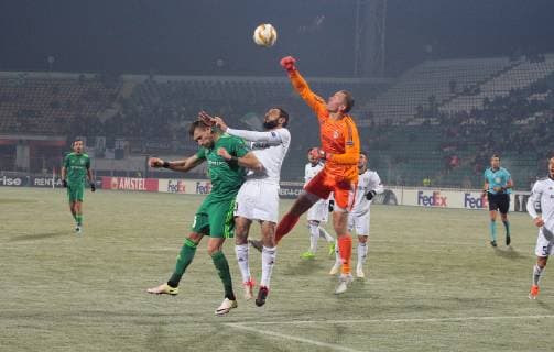 Fußball, EL, FC Vorskla Poltava - FK Qarabag Goalkeeper Hannes Halldorsson (R) of Qarabag FK reaches out to hit the ball during the UEFA Europa League Matchday 4 Group E game against FC Vorskla Poltava at the Oleksiy Butovsky Vorskla Stadium, Poltava, central Ukraine, November 8, 2018. Ukrinform. Vorskla 0-1 Qarabag in UEFA Europa League match  Copyright: xHennadiixMinchenkox
