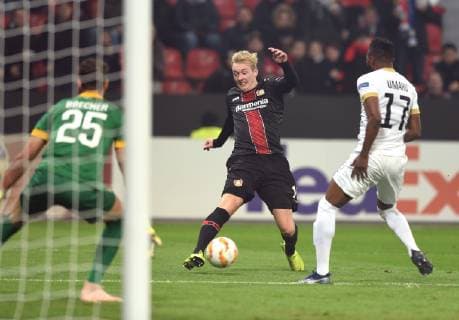 Europaleague: Bayer 04 Leverkusen - FC Zürich 08.11.2018. Julian Brandt (LEV) im Züricher Strafraum. Li: Tw. Brecher. Re: Umaru Bangura (beide Zürich). DFL REGULATIONS PROHIBIT ANY USE OF PHOTOGRAPHS AS IMAGE SEQUENCES AND OR QUASI-VIDEO
