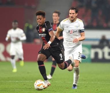 Europaleague: Bayer 04 Leverkusen - FC Zürich 08.11.2018. Leon Bailey (LEV) Aktion, verfolgt von Alain Nef (Zürich). DFL REGULATIONS PROHIBIT ANY USE OF PHOTOGRAPHS AS IMAGE SEQUENCES AND OR QUASI-VIDEO
