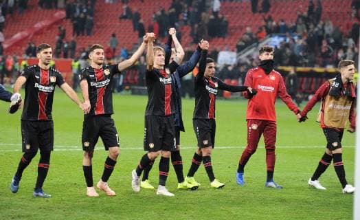 Sport Bilder des Tages Europaleague: Bayer 04 Leverkusen - FC Zürich 08.11.2018. Die Leverkusener Spieler feiern vor dem Fanblock. In der Mitte der Torschütze Tin Jedvaj. DFL REGULATIONS PROHIBIT ANY USE OF PHOTOGRAPHS AS IMAGE SEQUENCES AND OR QUASI-VIDEO