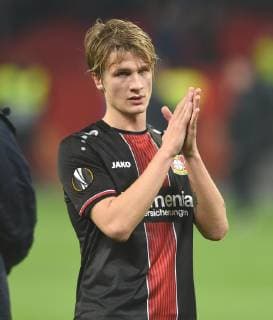 Europaleague: Bayer 04 Leverkusen - FC Zürich 08.11.2018. Tin Jedvaj (LEV) bedankt sich bei den Fans. DFL REGULATIONS PROHIBIT ANY USE OF PHOTOGRAPHS AS IMAGE SEQUENCES AND OR QUASI-VIDEO