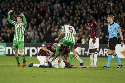 Fußball, EL, Real Betis Sevilla - AC Mailand November 8, 2018 - Seville, Spain - MATEO MUSSACCHIO of Milan lies injured during the Europa League Group F soccer match between Real Betis and AC Milan at the Benito Villamarin Stadium Soccer 2018 - Real Betis vs AC Milan - ZUMAa142 20181108_zap_a142_030 Copyright: xDanielxGonzalezxAcunax