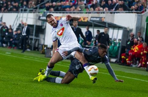 November 8, 2018 - Budapest, Hungary - Roland Juhasz (L) and Chuba Akpom (R) in action during the UEFA Europa League Group L match between MOL Vidi FC and FC PAOK at Groupama stadium on Nov 08, 2018 in Budapest, Hungary. Vidi FC v PAOK - UEFA Europa League - Group L  - ZUMAn230 20181108_zaa_n230_533 Copyright: xRobertxSzaniszlox