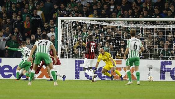 Fußball, EL, Real Betis Sevilla - AC Mailand Partido de la Europa League entre el Betis y el Milan en el Villamarin. En la imagen, Lo Celso logra su gol. Europa League match between Betis and Milan. In this picture, Lo Celso scores his goal. 