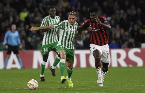 Fußball, EL, Real Betis Sevilla - AC Mailand Partido de la Europa League entre el Betis y el Milan en el Villamarin. En la imagen, Joaquin y Kessie.Europa League match between Betis and Milan. In this picture, Joaquin and Kessie. 