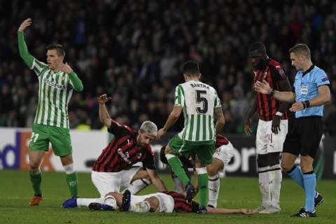 Fußball, EL, Real Betis Sevilla - AC Mailand Partido de la Europa League entre el Betis y el Milan en el Villamarin. En la imagen, lesion de Mussachio.Europa League match between Betis and Milan. In this picture, Mussachio injured. 