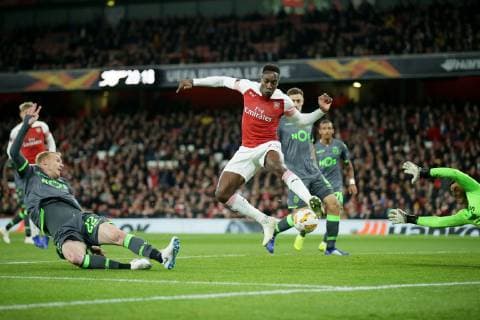 (181109) -- LONDON, Nov. 9, 2018 (Xinhua) -- Arsenal s Danny Welbeck (C) attempts a shot during the UEFA Europa League group E match between Arsenal and Sporting Lisbon at the Emirates Stadium in London, Britain on Nov. 8, 2018. The final score was 0-0. (Xinhua Tim Ireland) FOR EDITORIAL USE ONLY. NOT FOR SALE FOR MARKETING OR ADVERTISING CAMPAIGNS. NO USE WITH UNAUTHORIZED AUDIO, VIDEO, DATA, FIXTURE LISTS, CLUB LEAGUE LOGOS OR LIVE SERVICES. ONLINE IN-MATCH USE LIMITED TO 45 IMAGES, NO VIDEO EMULATION. NO USE IN BETTING, GAMES OR SINGLE CLUB LEAGUE PLAYER PUBLICATIONS. (SP) BRITAIN-LONDON-FOOTBALL-EUROPA LEAGUE-ARSENAL VS SPORTING LISBON