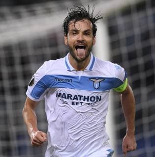 Sport Bilder des Tages (181109) -- ROME, Nov. 9, 2018 -- Lazio s Marco Parolo celebrates during the UEFA Europa League Group H match between Lazio and Marseille in Rome, Italy, Nov. 8, 2018. Lazio won 2-1. ) (SP)ITALY-ROME-SOCCER-UEFA EUROPA LEAGUE-LAZIO VS MARSEILLE AlbertoxLingria 