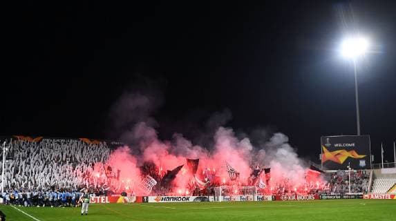 Sport Bilder des Tages 08.11.2018, xjhx, Fussball UEFA Europa League, Apollon Limassol - Eintracht Frankfurt emspor, v.l. Fans Eintracht Frankfurt, Stimmung, Schals, (DFL DFB REGULATIONS PROHIBIT ANY USE OF PHOTOGRAPHS as IMAGE SEQUENCES and or QUASI-VIDEO) Nikosia