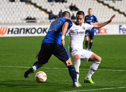 08.11.2018, xjhx, Fussball UEFA Europa League, Apollon Limassol - Eintracht Frankfurt emspor, v.l. Valentin Roberge (Apollon Limassol), Mijat Gacinovic (Eintracht Frankfurt) (DFL DFB REGULATIONS PROHIBIT ANY USE OF PHOTOGRAPHS as IMAGE SEQUENCES and or QUASI-VIDEO) Nikosia