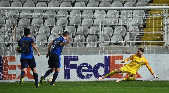 08.11.2018, xjhx, Fussball UEFA Europa League, Apollon Limassol - Eintracht Frankfurt emspor, v.l. Emillio Zelaya (Apollon Limassol), Kevin Trapp (Eintracht Frankfurt) Goal scored, erziehlt das Tor zum 2:3 (DFL DFB REGULATIONS PROHIBIT ANY USE OF PHOTOGRAPHS as IMAGE SEQUENCES and or QUASI-VIDEO) Nikosia