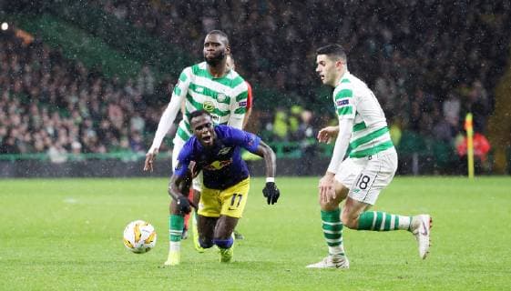 Celtic Glasgow - RB Leipzig Fussball Euro League Glasgow, 08.11.2018, Celtic Park, Fussball, UEFA EURO EM Europameisterschaft Fussball League , Gruppe B, 4.Spieltag , Celtic Glasgow vs. RB Leipzig 2:1 (1:0) , Im Bild von links; Odsonne Edouard (22, Celtic), Bruma (17, RB Leipzig) und Tom Rogic (18, Celtic). , Gemäß den Vorgaben der UEFA ist es untersagt, in dem Stadion und oder vom Spiel angefertigte Fotoaufnahmen in Form von Sequenzbildern und oder videoähnlichen Fotostrecken zu verwerten bzw. verwerten zu lassen. ,