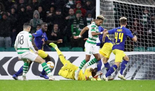 Celtic Glasgow - RB Leipzig Fussball Euro League Glasgow, 08.11.2018, Celtic Park, Fussball, UEFA EURO EM Europameisterschaft Fussball League , Gruppe B, 4.Spieltag , Celtic Glasgow vs. RB Leipzig 2:1 (1:0) , Im Bild von links; Szene im Leipziger Strafraum, Tom Rogic (18, Celtic), Dayot Upamecano (5, RB Leipzig), Scott Sinclair (11, Celtic), Torwart Yvon Mvogo (28, RB Leipzig), Marcel Halstenberg (23, RB Leipzig) und Kevin Kampl (44, RB Leipzig). , Gemäß den Vorgaben der UEFA ist es untersagt, in dem Stadion und oder vom Spiel angefertigte Fotoaufnahmen in Form von Sequenzbildern und oder videoähnlichen Fotostrecken zu verwerten bzw. verwerten zu lassen. ,