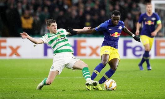 Celtic Glasgow - RB Leipzig Fussball Euro League Glasgow, 08.11.2018, Celtic Park, Fussball, UEFA EURO EM Europameisterschaft Fussball League , Gruppe B, 4.Spieltag , Celtic Glasgow vs. RB Leipzig 2:1 (1:0) , Im Bild von links; Ryan Christie (17, Celtic) und Bruma (17, RB Leipzig) . , Gemäß den Vorgaben der UEFA ist es untersagt, in dem Stadion und oder vom Spiel angefertigte Fotoaufnahmen in Form von Sequenzbildern und oder videoähnlichen Fotostrecken zu verwerten bzw. verwerten zu lassen. ,