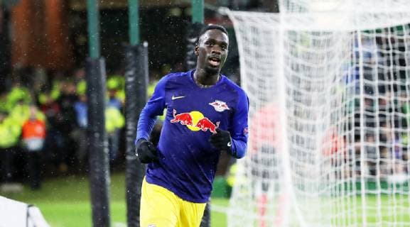 Celtic Glasgow - RB Leipzig Fussball Euro League Glasgow, 08.11.2018, Celtic Park, Fussball, UEFA EURO EM Europameisterschaft Fussball League , Gruppe B, 4.Spieltag , Celtic Glasgow vs. RB Leipzig 2:1 (1:0) , Im Bild; Jubel nach dem 1:1 durch Jean-Kevin Augustin (29, RB Leipzig). Kevin Kampl (44, RB Leipzig). , Gemäß den Vorgaben der UEFA ist es untersagt, in dem Stadion und oder vom Spiel angefertigte Fotoaufnahmen in Form von Sequenzbildern und oder videoähnlichen Fotostrecken zu verwerten bzw. verwerten zu lassen. ,