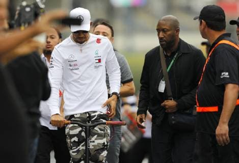 Grande Prêmio do Brasil de Fórmula 1 2018 SÃO PAULO, SP - 09.11.2018: GRANDE PRÊMIO DO BRASIL DE FÓRMULA 1 2018 - Lewis HAMILTON, GBR, arrives on a scooter for the first free practice of the Brazilian Grand Prix of Formula 1 2018, held at the Autodromo de Interlagos, in São Paulo, SP. (Photo: Rodolfo Buhrer La Imagem Fotoarena) x1637108x  RodolfoxBuhrer