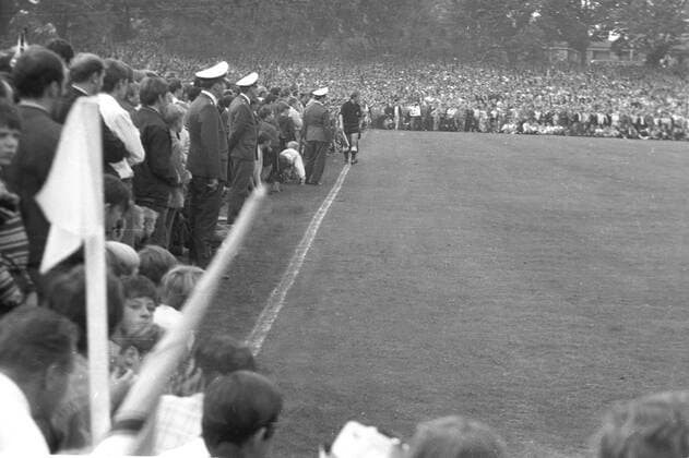 Überfülltes Stadion Rote Erde in Dortmund während des Ruhrderbys: Borussia Dortmund - FC Schalke 04 am 06.09.1969. Zuschauer sitzen bis zum Spielfeldrand.
