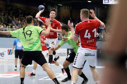 Leif Tissier (Handball Sportverein Hamburg 7) gegen Yannick Draeger (TV Emsdetten 19)(links) und Janko Bozovic (TV Emsdetten 77)(rechts), TV Emsdetten vs Handball Sportverein Hamburg, Handball, 2. Bundesliga, 09.11.2018, TV Emsdetten vs Handball Sportverein Hamburg, Handball, 2. Bundesliga, 09.11.2018 Emsdetten Copyright: xEIBNER JanxStrohdiekx EP_JSK