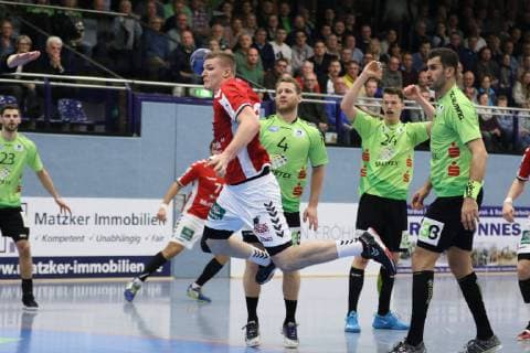 Dominik Vogt (Handball Sportverein Hamburg 41) vorbei an Merten Krings (TV Emsdetten 4(hinten) und Sven Wesseling (TV Emsdetten 24)(rechts) , TV Emsdetten vs Handball Sportverein Hamburg, Handball, 2. Bundesliga, 09.11.2018, TV Emsdetten vs Handball Sportverein Hamburg, Handball, 2. Bundesliga, 09.11.2018 Emsdetten Copyright: xEIBNER JanxStrohdiekx EP_JSK